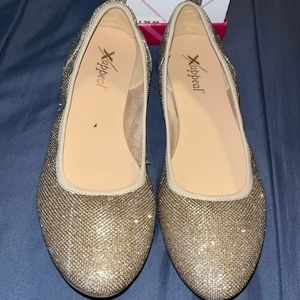 EUC Xappeal Clair Flats in Gold Glitter - Size 10M